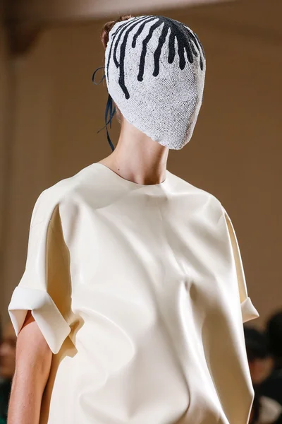 Look 10